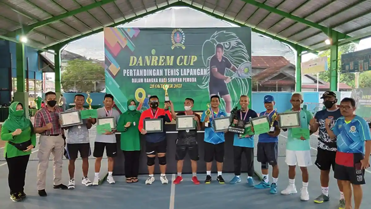 Brigjen TNI Ronny CS Bawa Pulang Piala Tenis Lapangan Danrem CUP