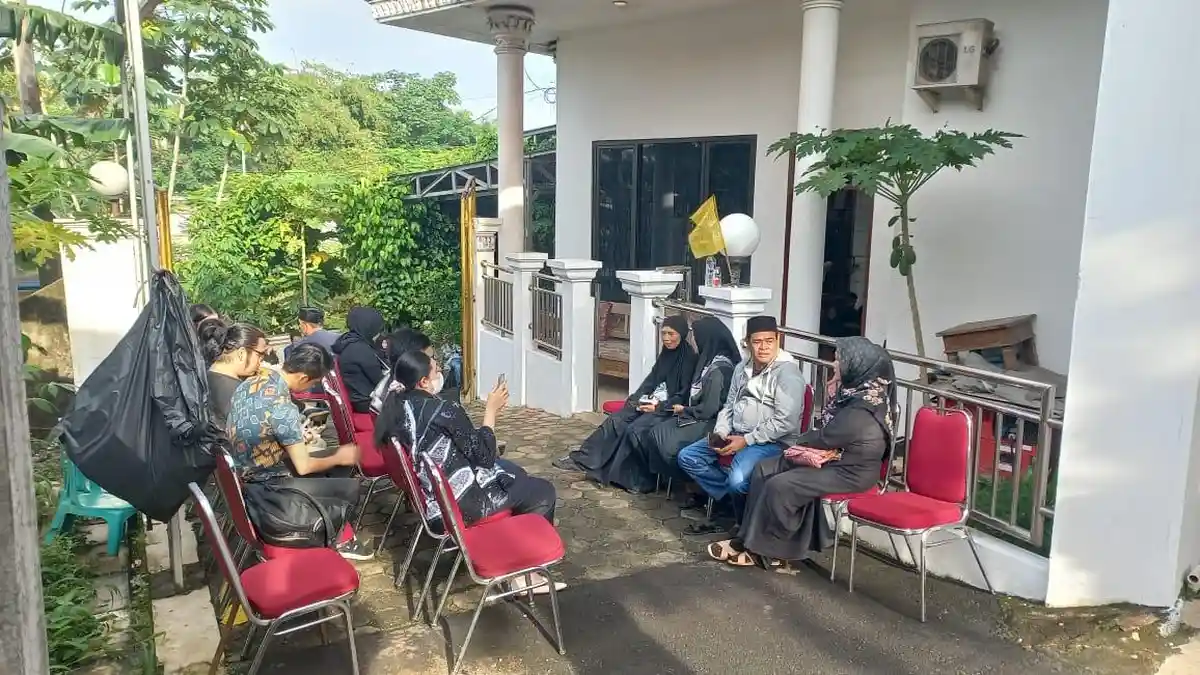 Rumah Duka Mat Solar Didatangi Para Pelayat, Belum Terlihat Ada Kalangan Artis yang Datang