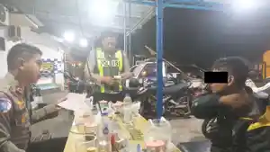 DIPERIKSA-Satlantas-Polres-Pasuruan-saat-mengamankan-pelaku.jpg