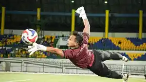 Kipper-Barito-Putera-M-Ridho-lakukan-latihaN.jpg