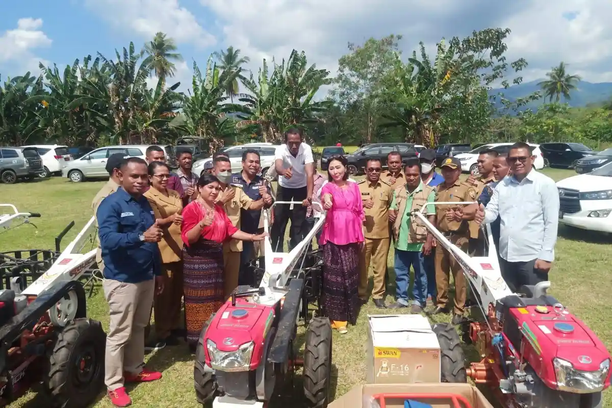 Anggota DPR RI Julie Sutrisno Laiskodat Berikan Bantuan 21 Unit Alsintan kepada Para Petani di Ende