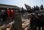 Petugas Temukan Korban Gempa Lombok