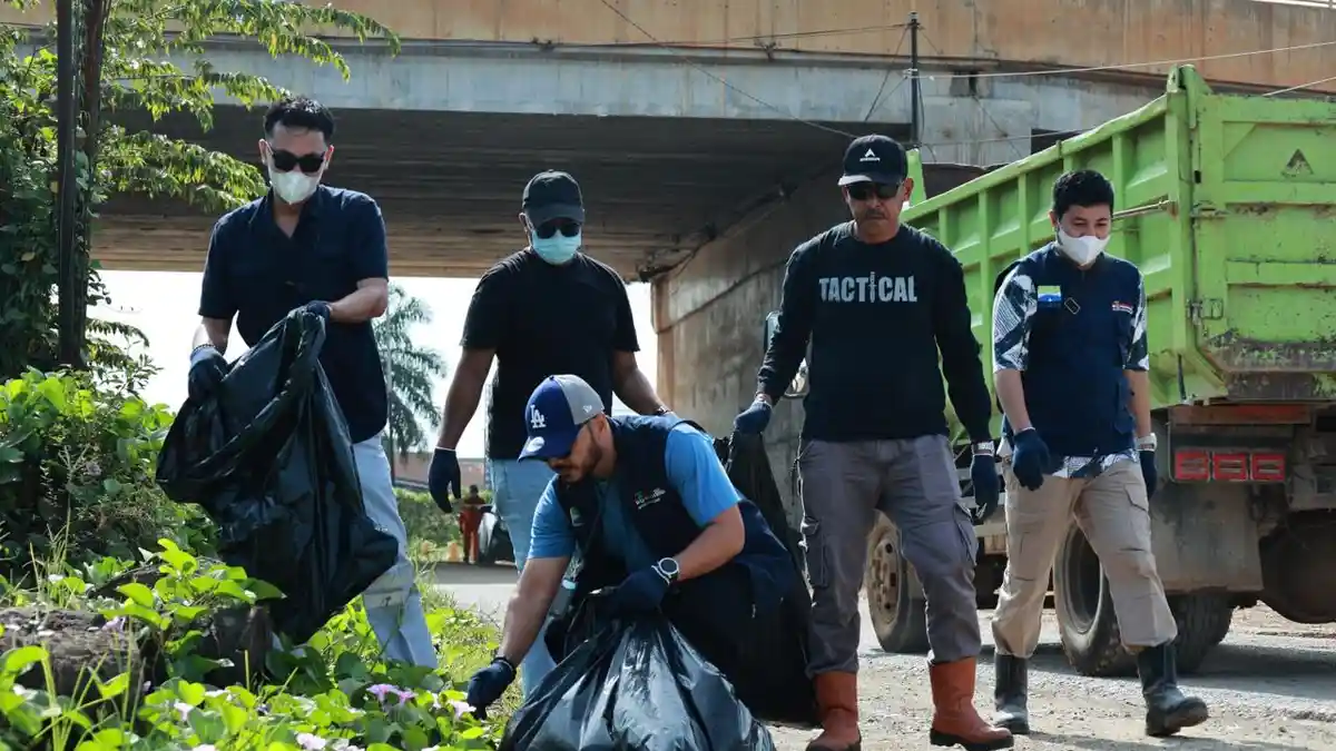 Poster Larangan Buang Sampah Dipasang di Titik Rawan Desa Ambunu