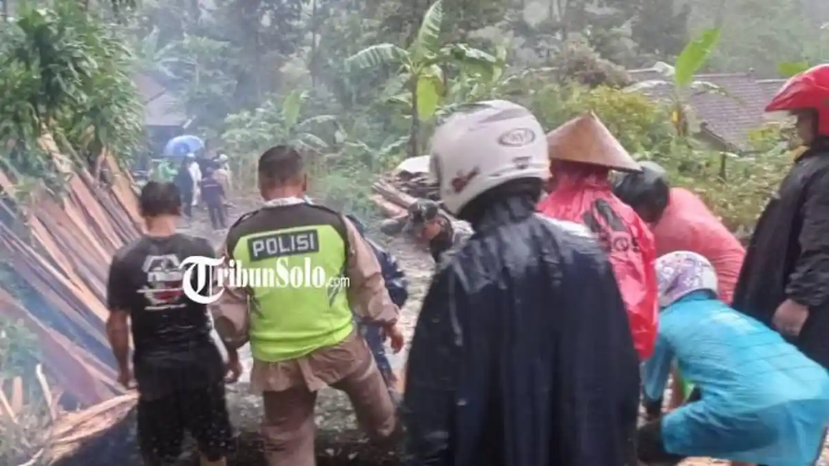 Hujan Angin di Karanganyar Sebabkan Longsor dan Pohon Tumbang, Satu Orang Terluka