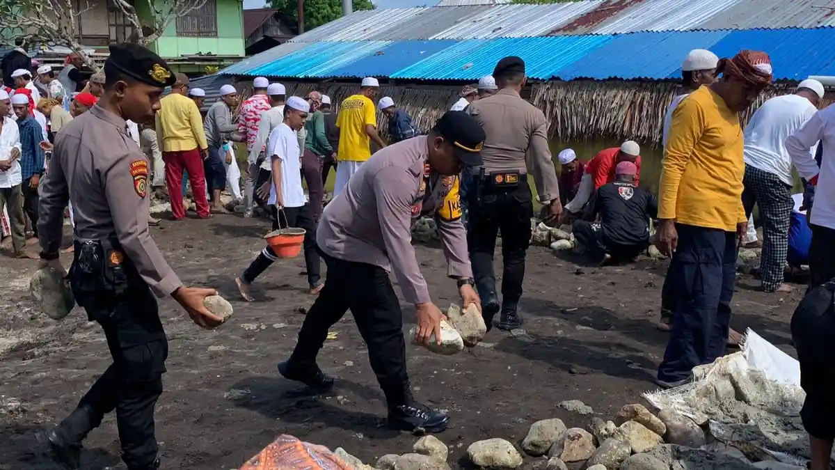 Kapolsek Haruku Hadiri Peletakan Batu Pertama Pembangunan Mesjid Sementara di Negeri Rohmoni