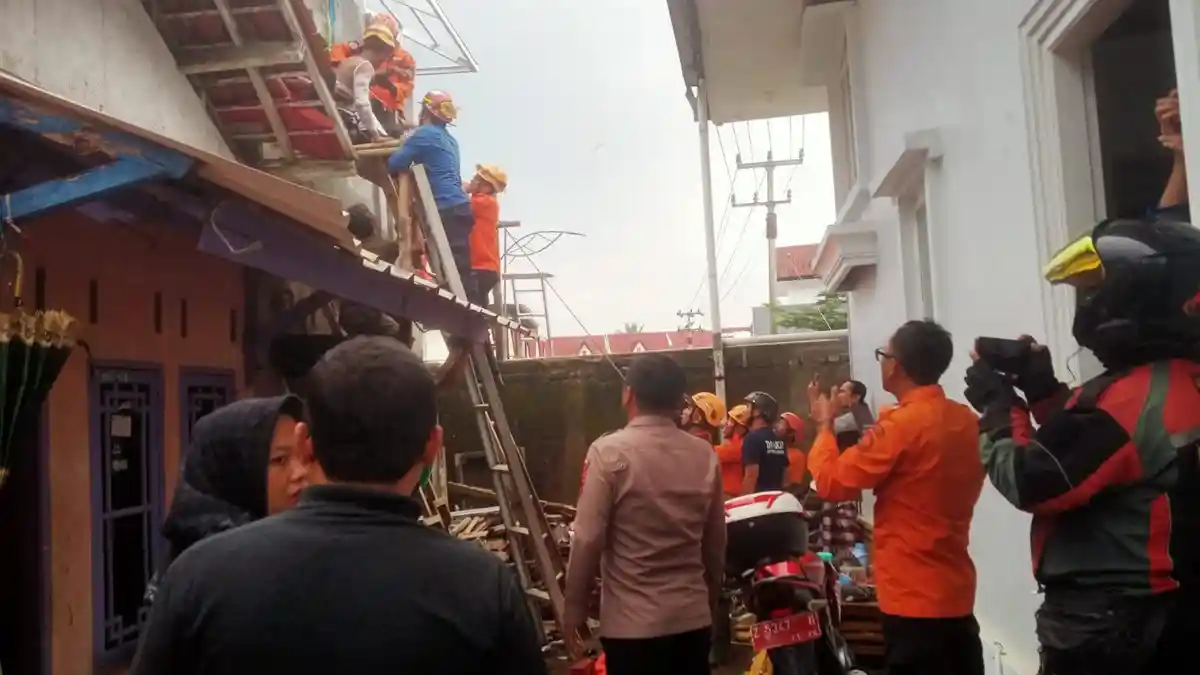 Sedang Pasang Baja Ringan, Pria Asal Cihideung Tasikmalaya Tersengat Listrik