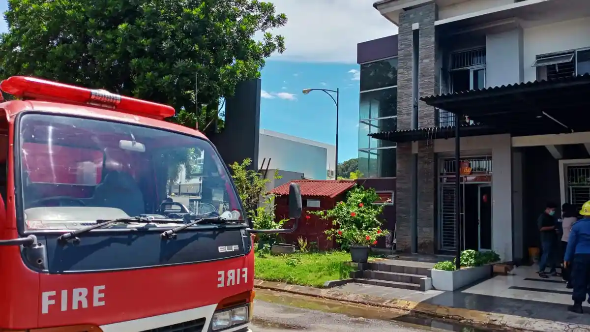 Kebakaran di Sukajadi Batam, 8 Anggota Pemadam Berjibaku Padamkan Api