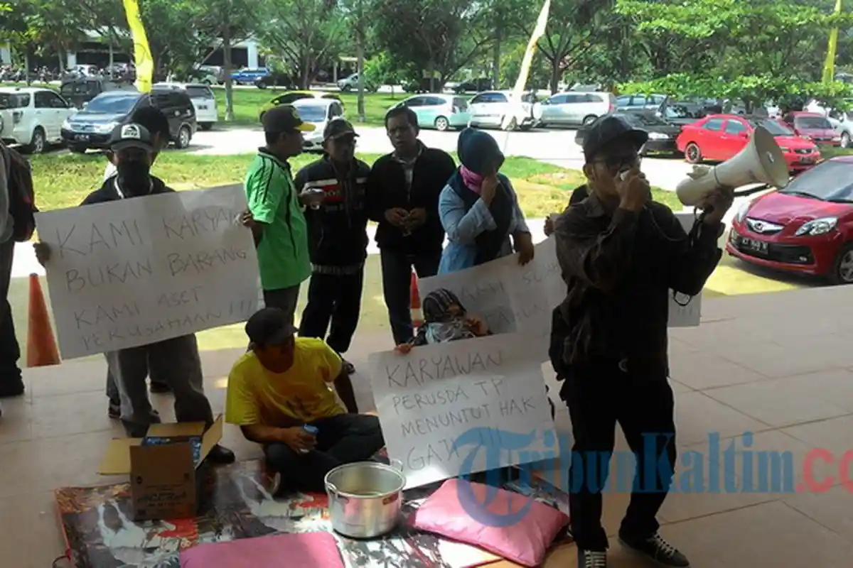 Karyawan Perusda Demo Bawa Panci Berisi Batu di Kantor Bupati Kukar