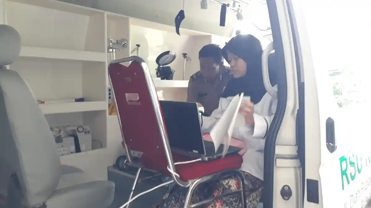 Ketika Eva Terpaksa Mengerjakan Soal Ujian CPNS di Ambulans