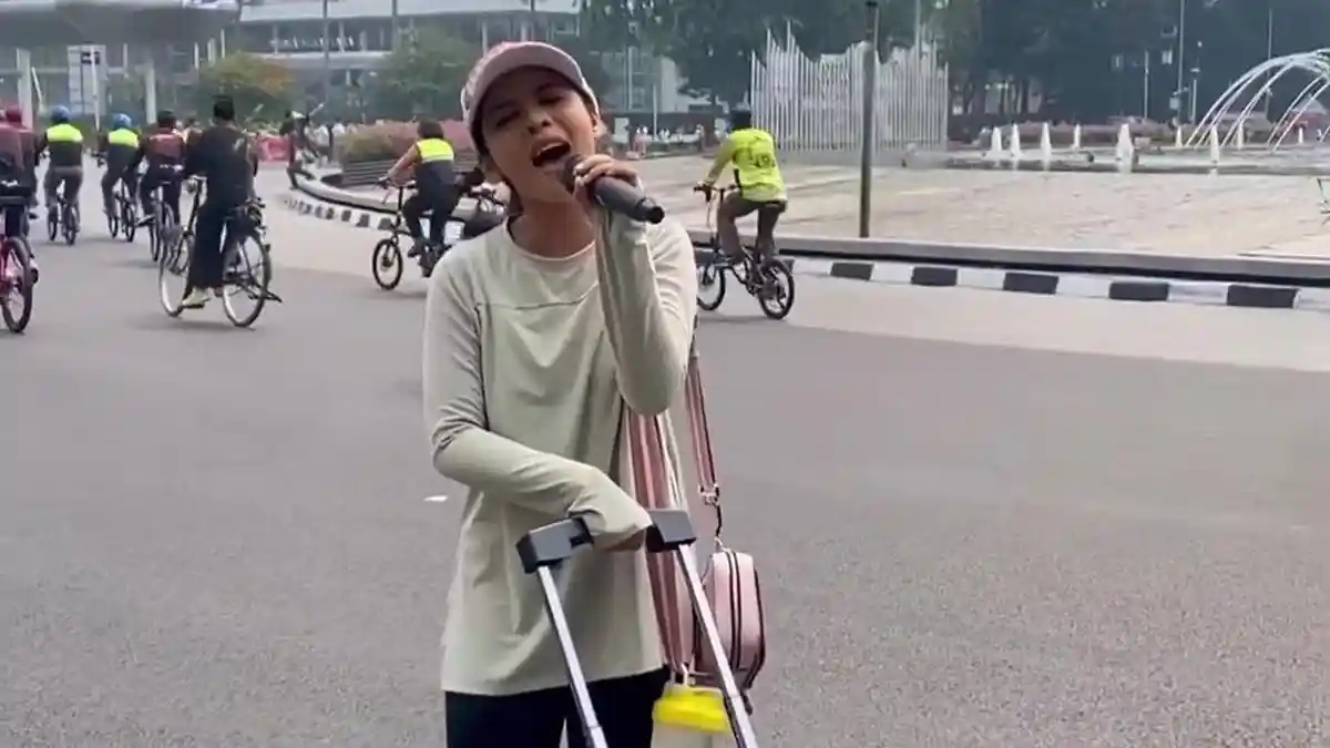 Viral Juara Indonesian Idol Dicueki Orang-orang Saat Nyanyi di CFD