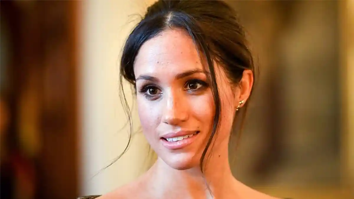 Meghan Markle Jadi Sasaran Bully karena Pakai Sandal, Fans Membela