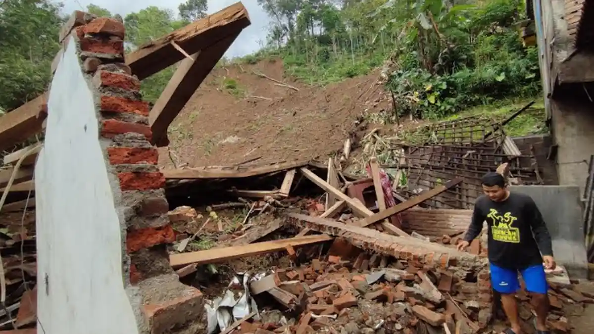 Detik-detik Longsor Hantam 4 Rumah di Trenggalek, Puluhan Warga Mengungsi