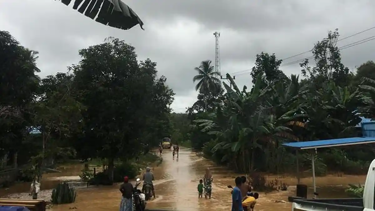 Sungai Balangan Meluap, Jalan dan Halaman Warga Desa Mantuyan dan Tabuan Tergenang