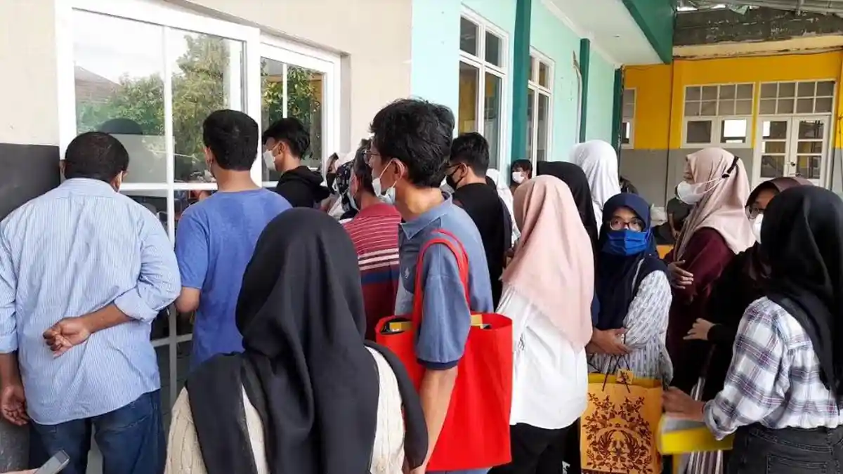 PPDB Online di SMAN 1 Kota Serang Bermasalah, Orangtua Murid Berkerumun Hingga Didatangi Satpol PP