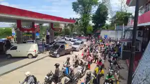 Antrean-Panjang-Pengisian-BBM-Pertalite-di-SPBU-Pertamina-Sepinggan-Senin-1952025.jpg