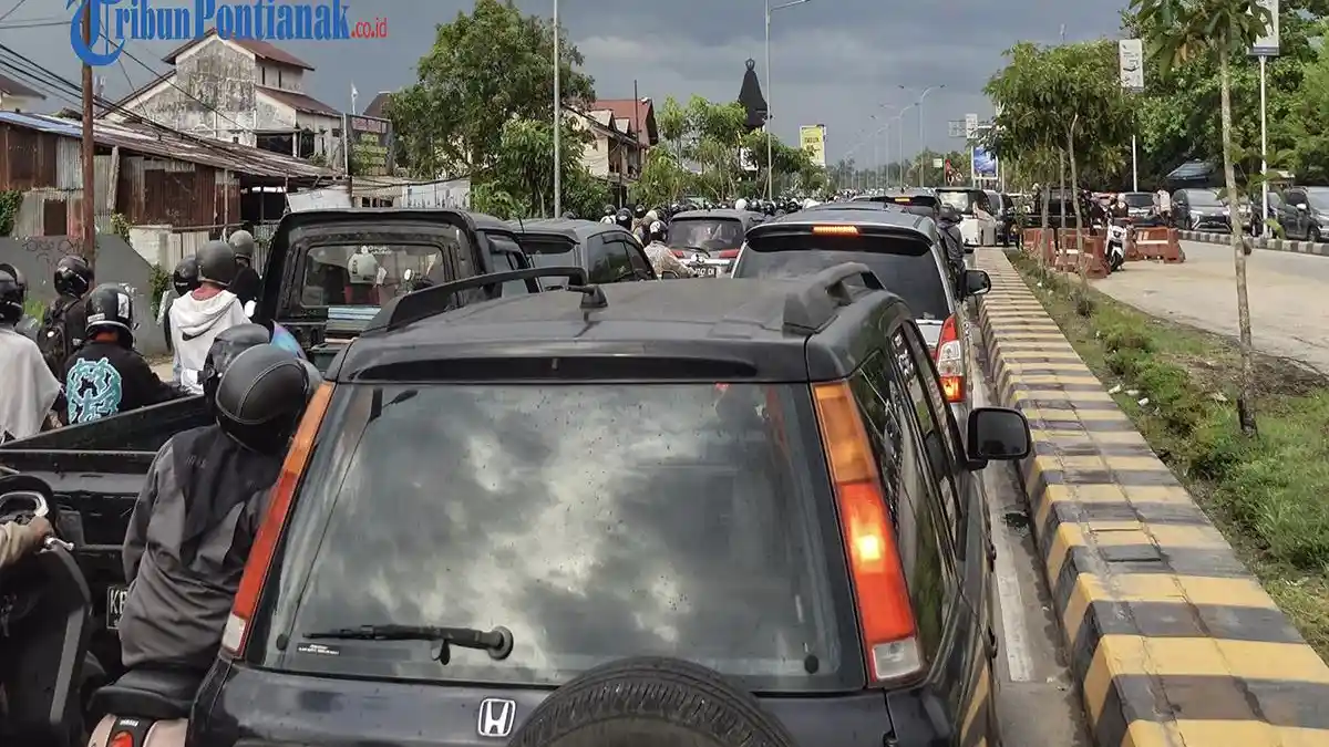 Jembatan Kapuas I Dipadati Kendaraan, Warga Desak Ferry Segera Beroperasi
