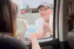 Keberkahan-tak-terduga-bagi-bapak-penjual-kerupuk-tua.jpg