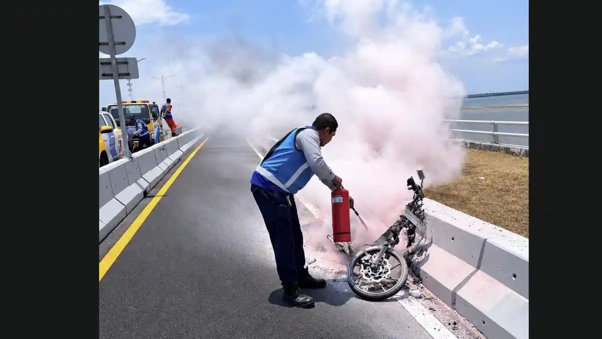 Motor Terbakar di Tol Bali Mandara Bali, Jalur Roda Dua Sempat Ditutup ...
