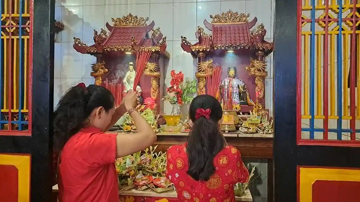 CIONG 2 Shio Ini Pada 2025, Jangan Lupa Sembahyang Imlek Agar Beruntung, di Kongco Seng Hong Bio