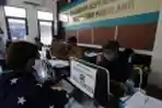 Petugas Dukcapil Gunakan Pelindung Wajah
