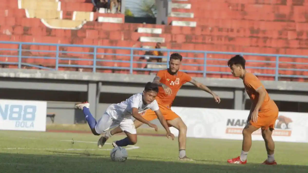 Tak Dapat Izin Tim Sepak Bola PON Kaltim Terpaksa Bermain di Lapangan Kampung