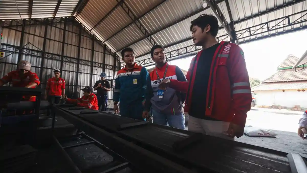 Dari limbah jadi cuan, Pertamina Patra Niaga di Tuban hasilkan omzet briket hingga Rp720 juta