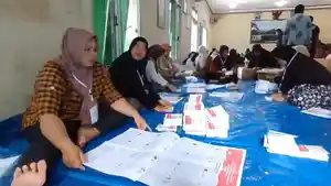 KPU-Kota-Binjai-melakukan-penyortiran-dan-pelipatan-surat-suara.jpg