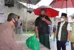 bupati-bangkalan-r-abdul-latif-amin-imron-membawakan-sembako-untuk-pasien-covid.jpg