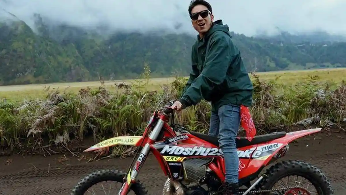 Desta Kecelakaan Motor di Lombok Saat Touring Bareng Raffi  Gading dan Ariel Noah, Ini Kronologi 