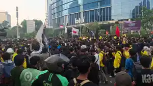 Situasi-aksi-demonstrasi-yang-digelar-mahasiswa-dan-masyarakat-sipil-di-Jalan-MH-Thamrin.jpg