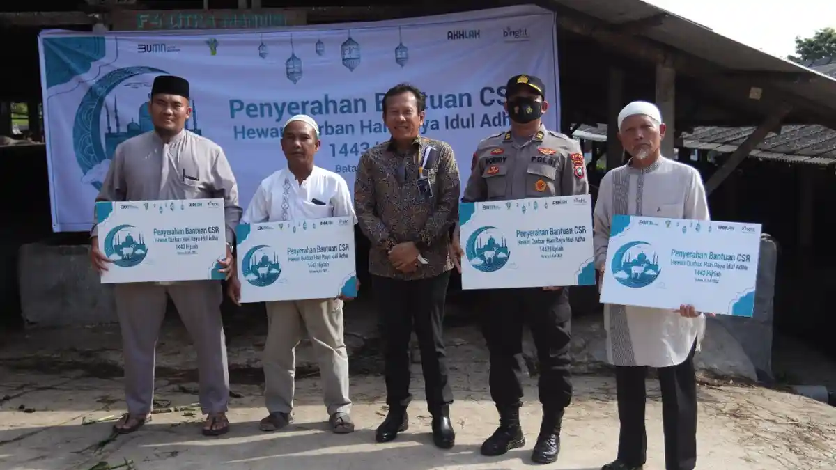Rayakan Idul Adha dengan Kepedulian, PT PLN Batam Serahkan Hewan Kurban