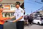 KAI-Daop-6-Yogyakarta-saat-menyerahkan-penghargaan-kepada-Purwono-kereta.jpg