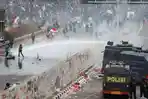 polisi-menembakan-water-bombing-saat-kericuha.jpg