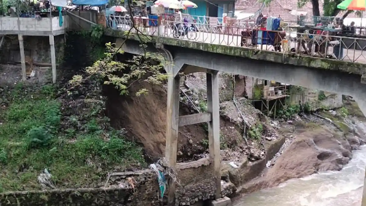 Longsor Terjang Plengsengan di Jembatan Pasar Burung Splendid, Kota Malang