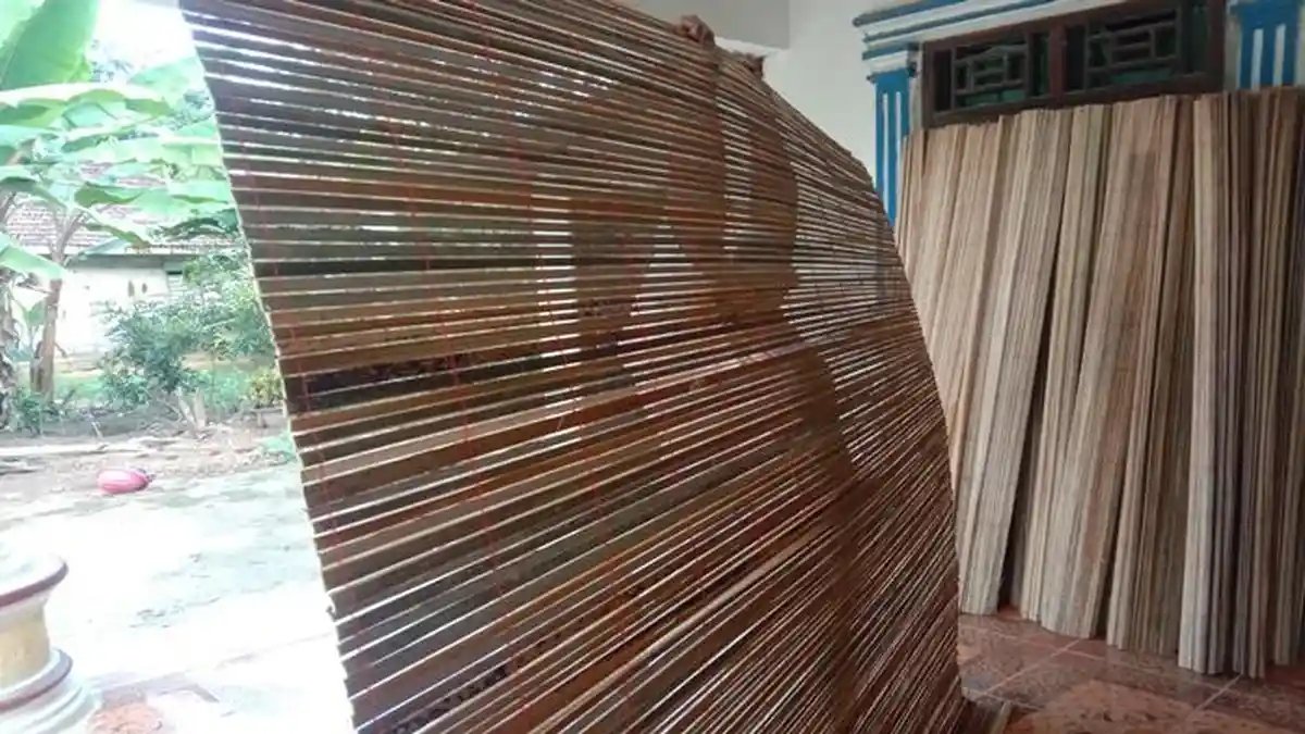 Mengenal Kerajinan Tirai Dari Pelepah Sawit, Hasil Tangan Turun Temurun Warga OKI