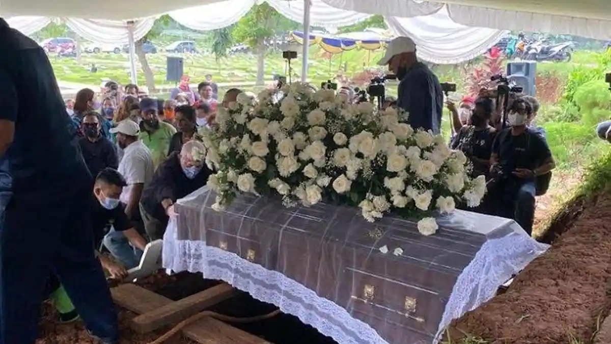 Prosesi Pemakaman Bob Tutupoly Penyanyi Lagu Widuri Iringi