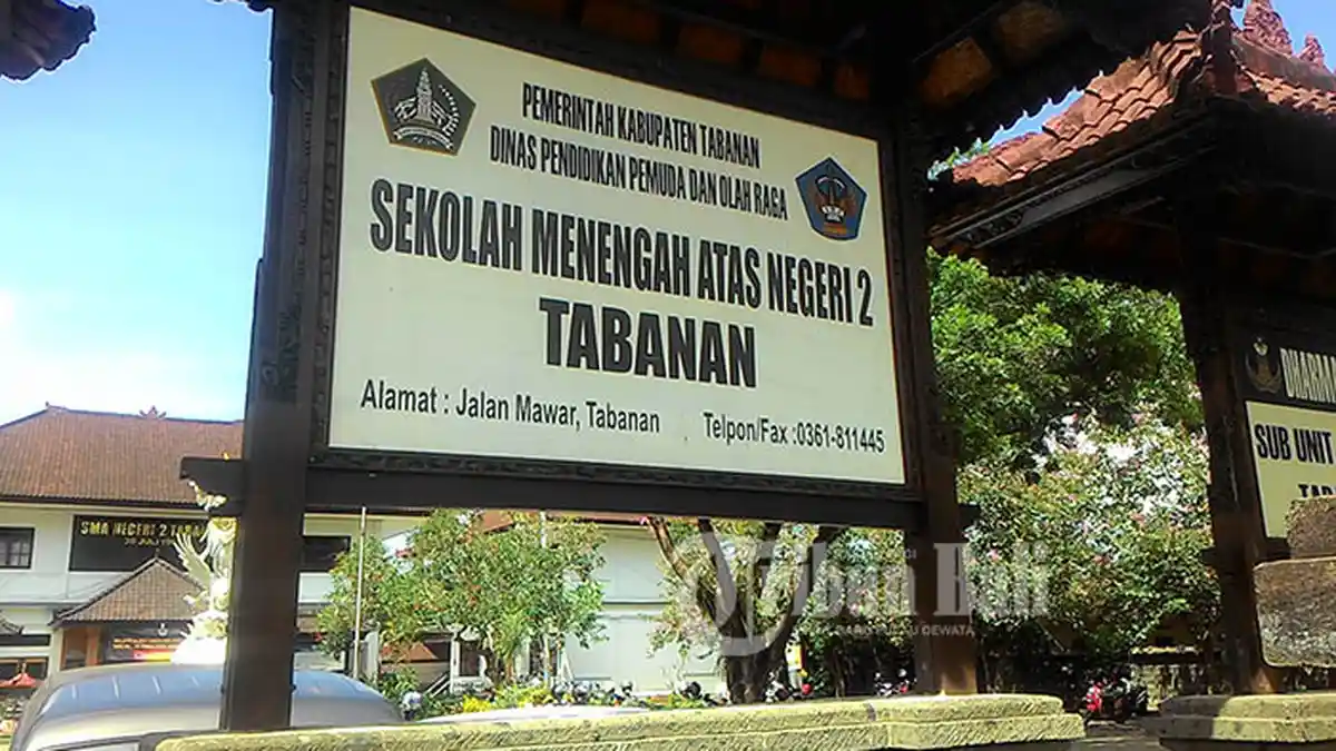 Siswa SMAN 2 Tabanan Histeris Saksikan Calonarang di Sekolahnya