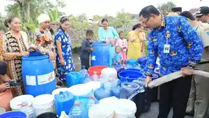 pj-gubernur-jateng-menyalurkan-air-bersih.jpg