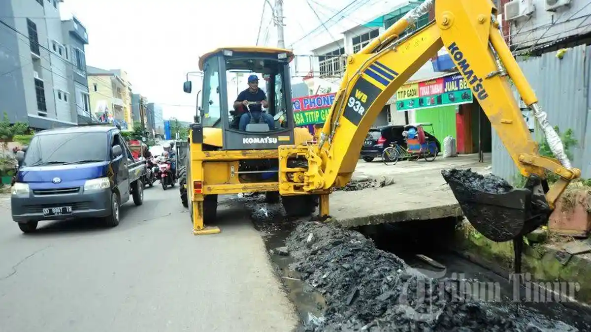 FOTO: Satgas Drainase Angkat Sedimen di Jl Rappocini Makassar - satgas-drainase2_20180222_002049.jpg