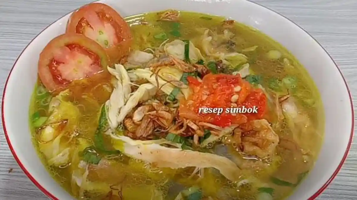 Resep Soto Ayam Kuning, Sajikan Bersama Irisan Kol dan Tomat