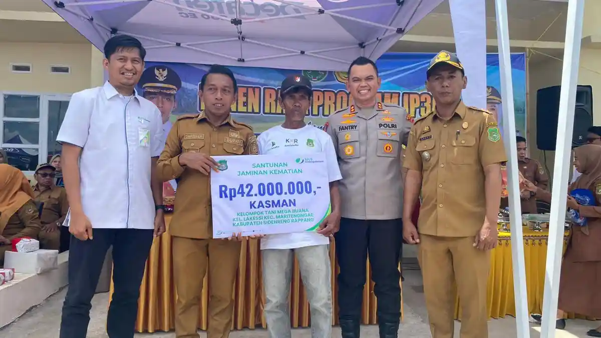 Ahli Waris Petani Terima Rp42 Juta Santunan BPJS Ketenagakerjaan, Diserahkan Langsung Bupati Sidrap