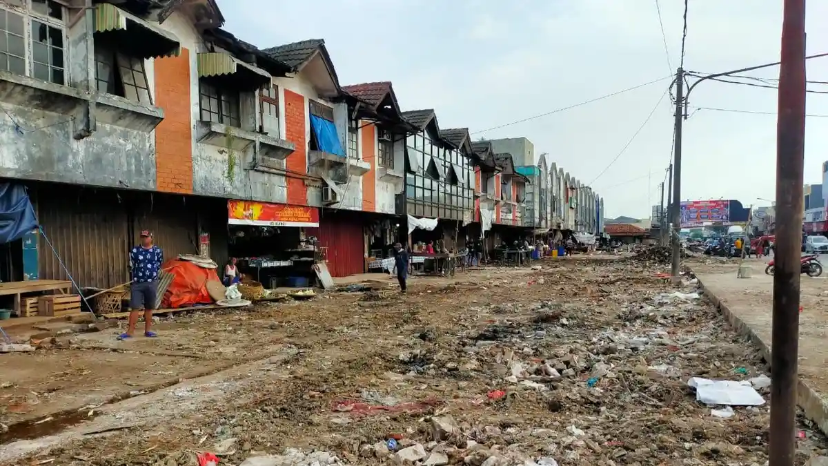 Dibantu Ormas, Pedagang Pasar Rengasdengklok Mulai Bongkar Lapaknya untuk Direlokasi di Pasar Baru