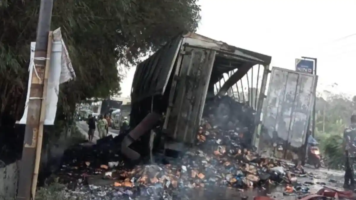 Kronologi Mobiil Box Pengangkut Permen Terbakar di Cilacap, Sopir Diingatkan Pengendara Lain