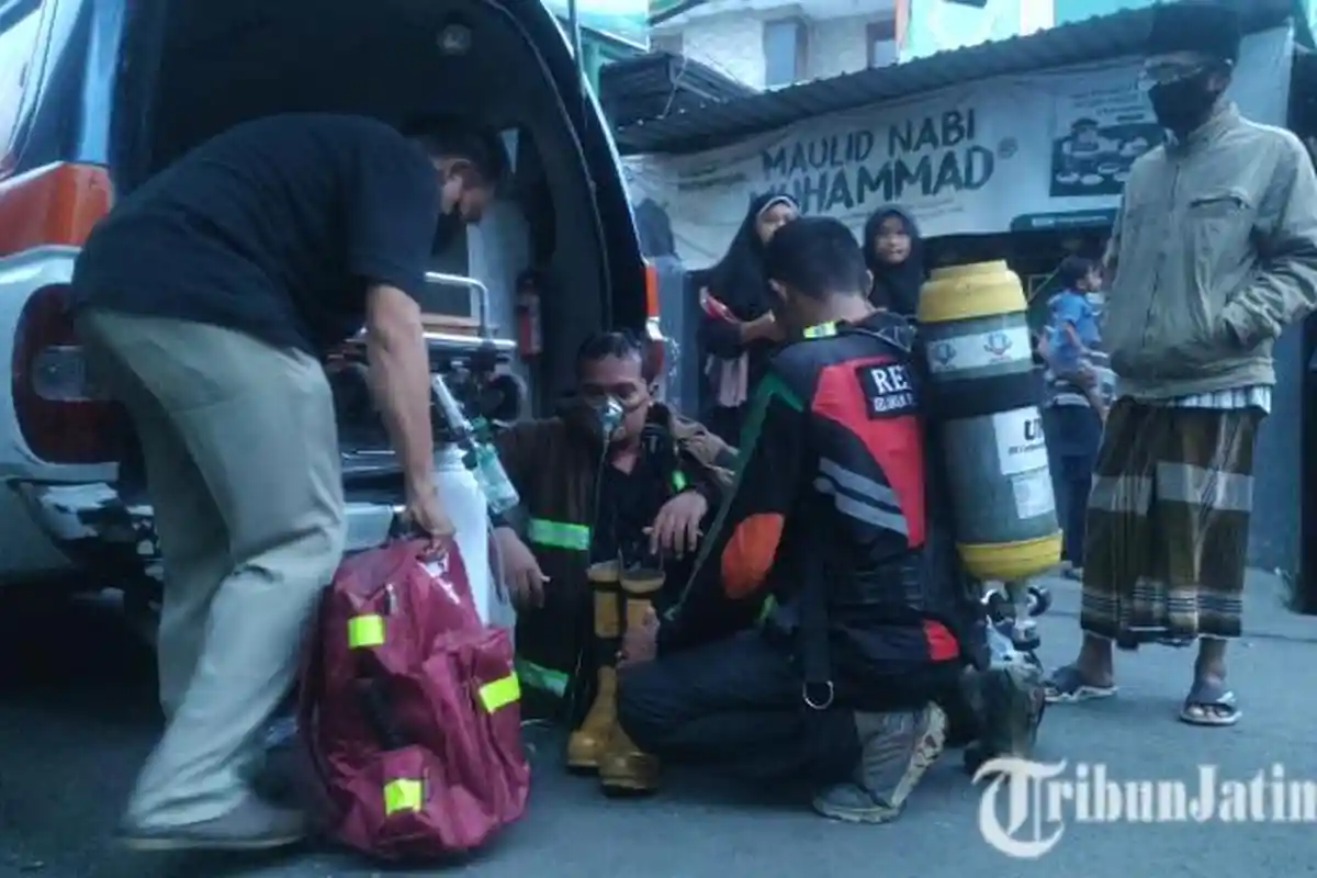 Tersengat Listrik saat Pasar Leces Terbakar, Petugas Damkar: Pantang Berhenti Sebelum Api Padam