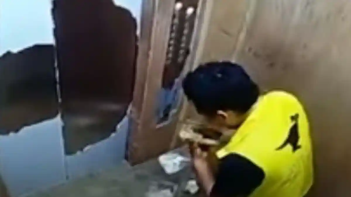 Kurir Pengantar Mencicipi Makanan yang Diantar Saat Dalam Lift Langsung Diganjar Pemecatan