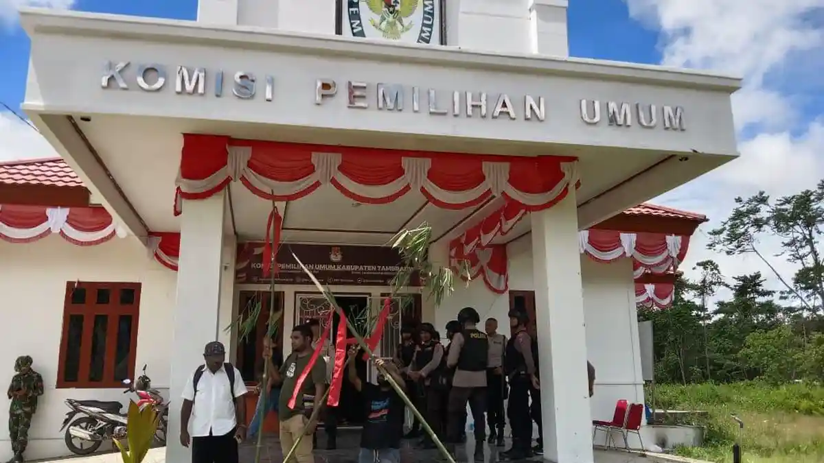 Palang Kantor KPU dengan Ritual Adat, Koalisi Masyarakat Pemuda Sebut ...