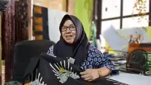 Yayu-Sri-Rahayu-pemilik-Batik-Rahayu-yang-berlokasi-di-Kelurahan-Regol-Kecamatan-Selatan.jpg