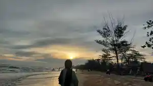 Menikmati-indahnya-momen-matahari-tenggelam-sunset-di-Pantai-Angsana.jpg