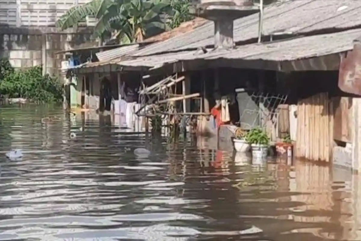 Kampung Candulan Tangerang Banjir, Warga Berbondong-bondong Mengungsi ke Tempat Pemotongan Hewan