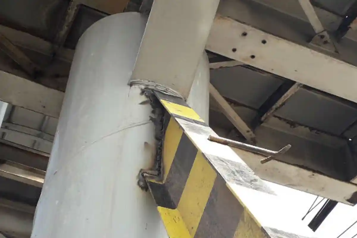 Perbaikan JPO Samsat Daan Mogot Cuma Diganjal Besi, Warga Pilih Menyeberang di Jalan Raya